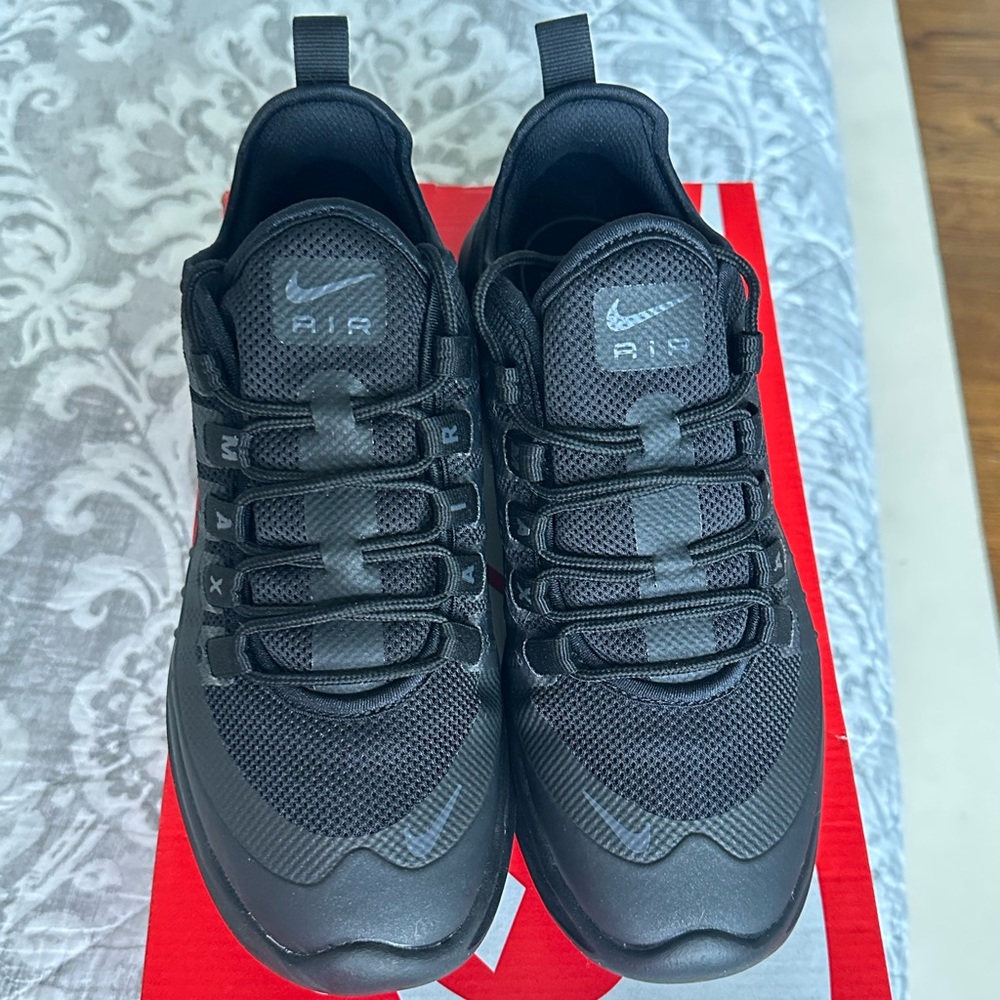 Nike women’s Air Max Axis - Picture 2 of 8